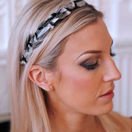 'Gwenva' black and white narrow feather hair band