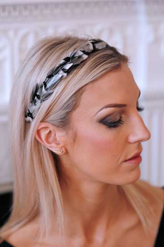 'Gwenva' black and white narrow feather hair band