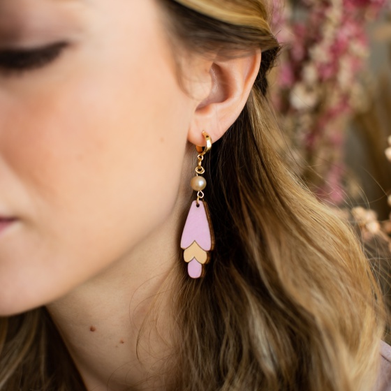 'Tegen' Pearl Earrings in Pink & Orange 'Tegen' Pearl Earrings in Pink & Orange