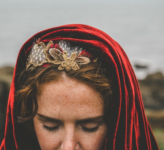 'Helena' feather & lace crown