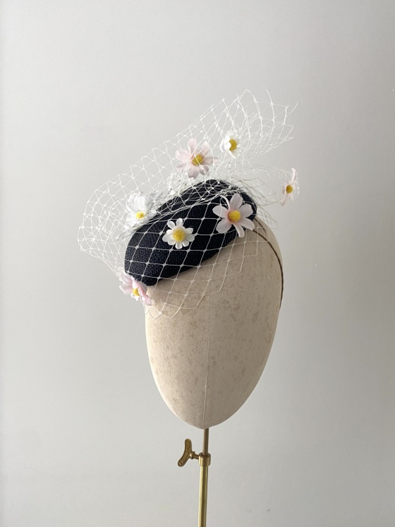 'Caja' Veiled cocktail hat